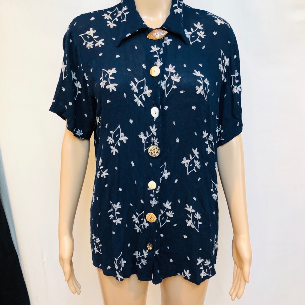 24 Karat  women’s Blouse Sz M 100% Rayon short slv